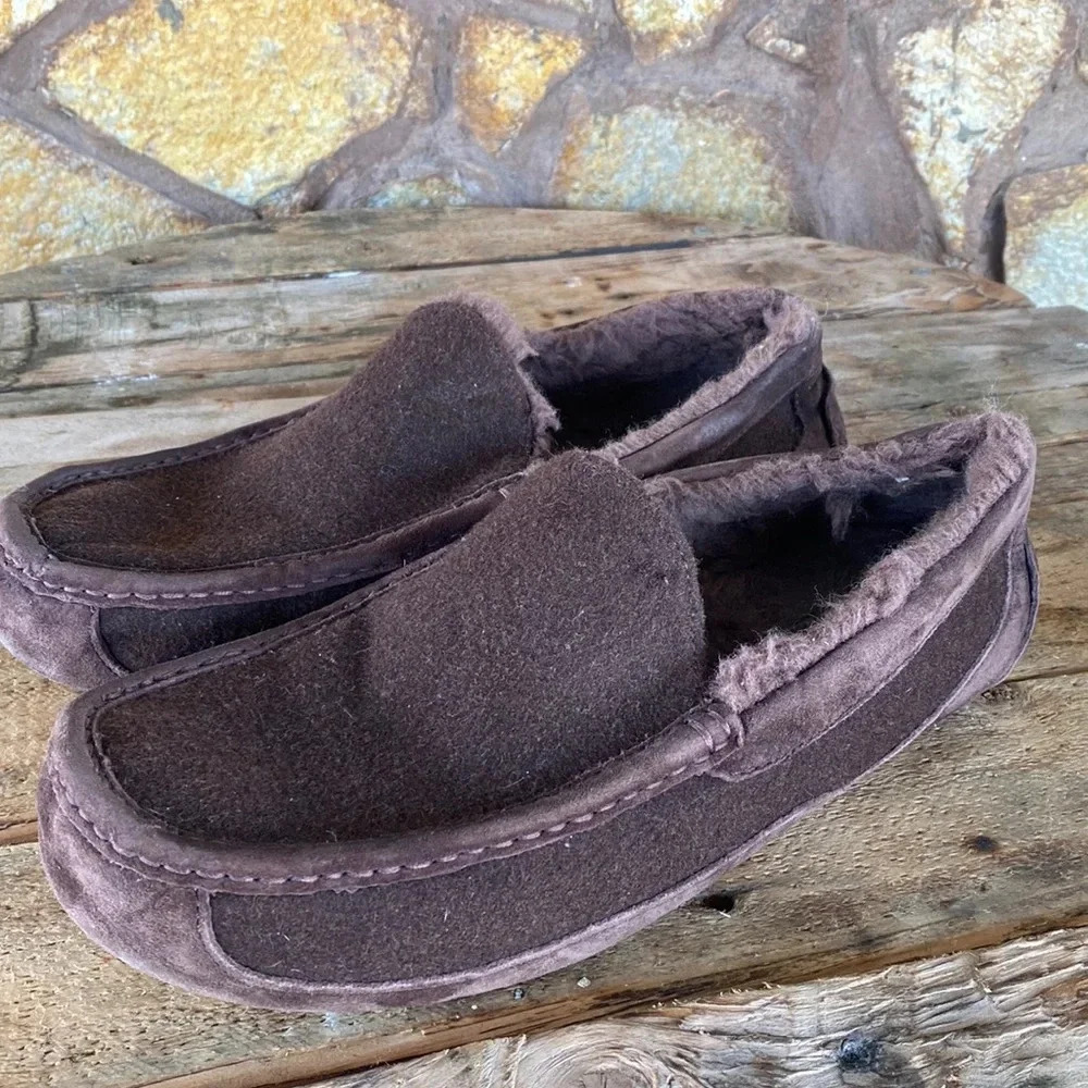 Men’s UGG winter slippers size 13 check them out very nice thanks 🙏.